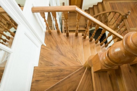 Remplacer les marches ou refaire toute la structure, comment traiter un escalier en bois ab&icirc;m&eacute; ?